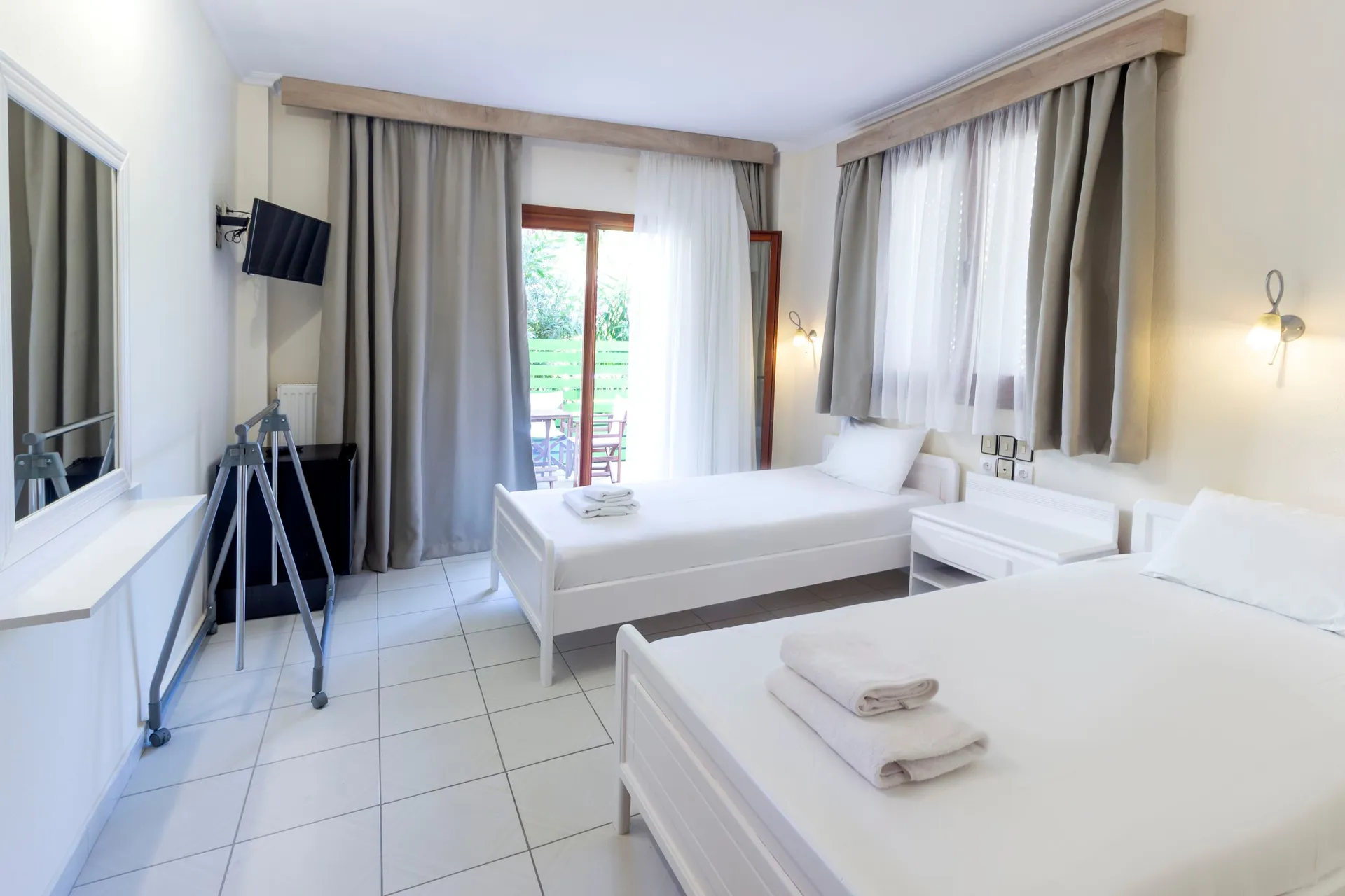 Tiara Holdiays - Hotel Odysseas - Family Apartment One Bedroom - bedroom